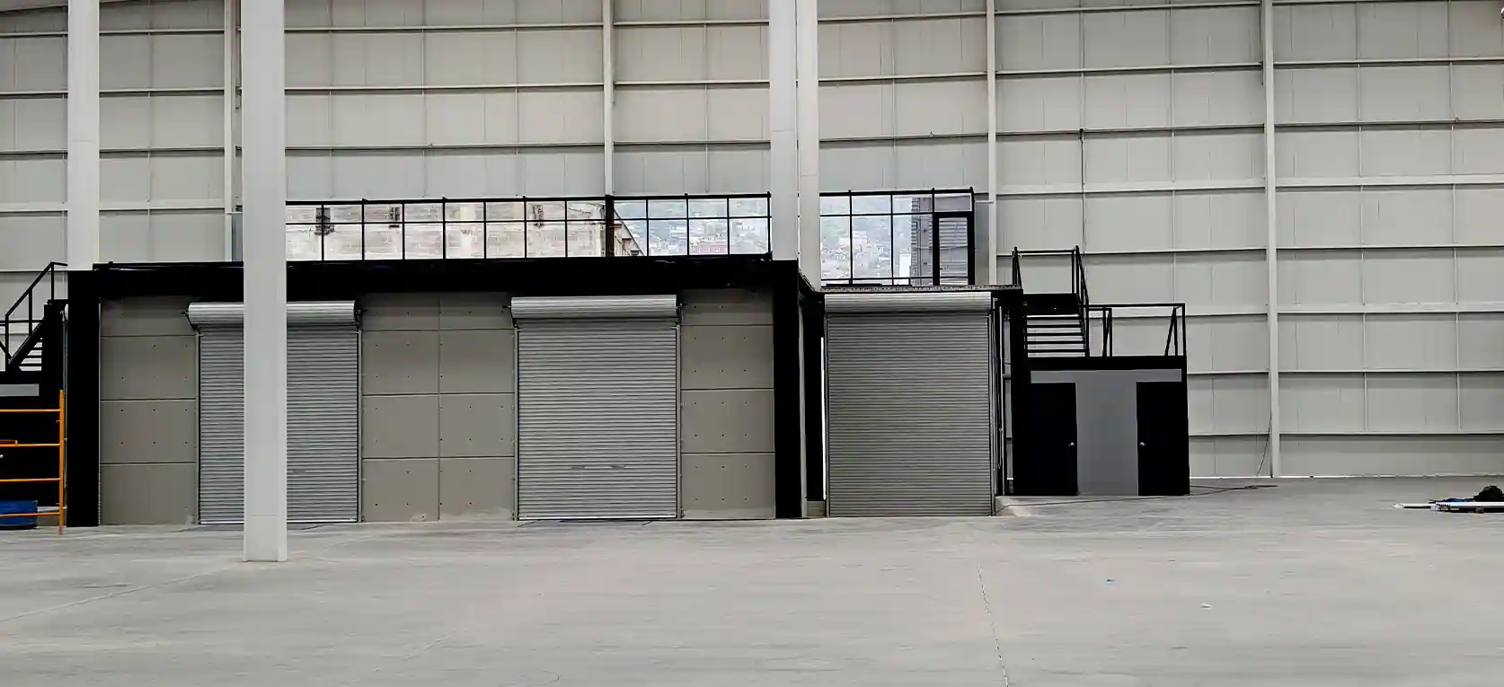 Bodega industrial con andenes dentro de parque con vigilancia en Toluca
