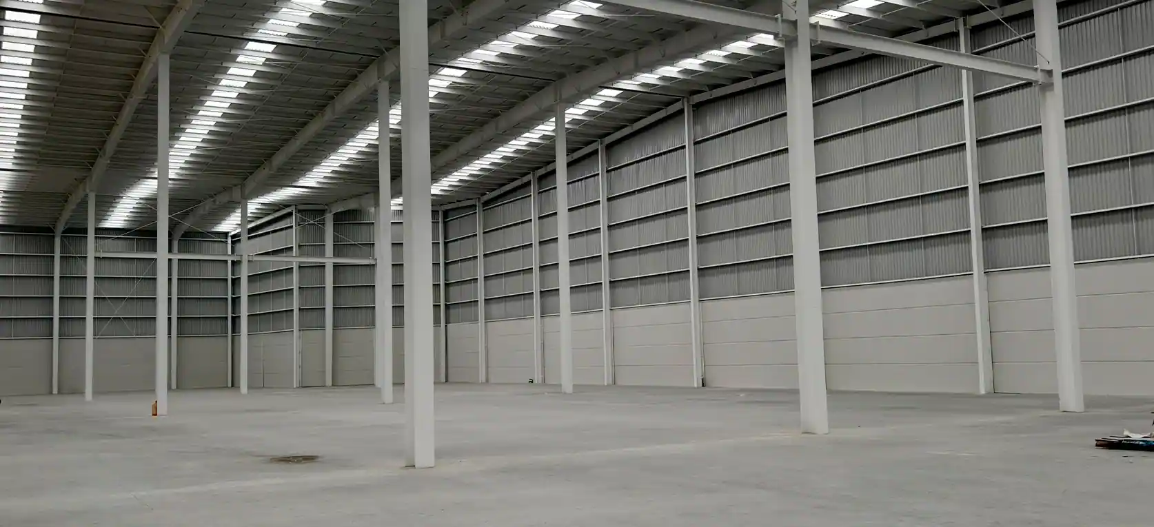 Interior de bodega industrial con techo KR18 y aislante termoacústico en Toluca