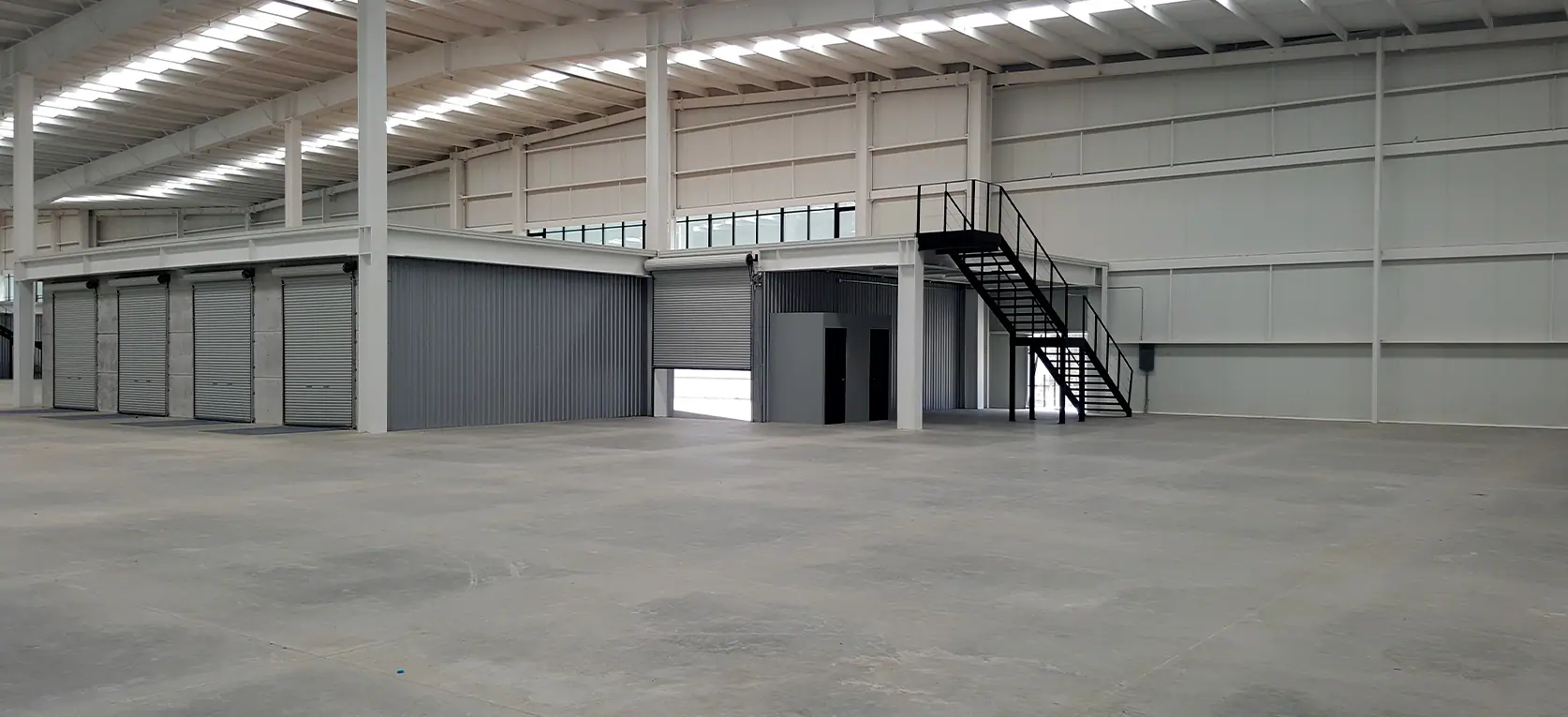 Piso de concreto al interior de bodega industrial en Cuamatla, Cuautitlán