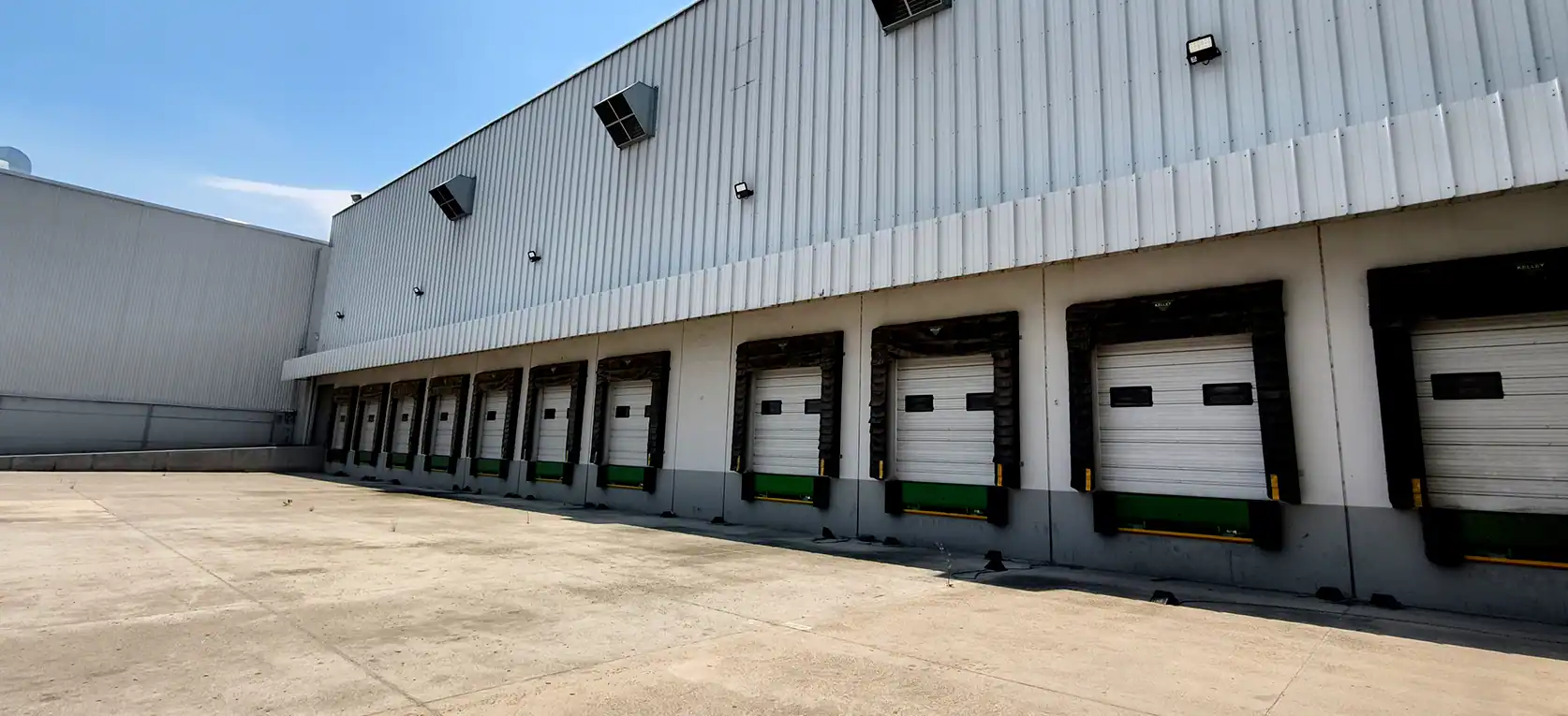 Fachada de bodega industrial independiente a 300 metros de avenida Ceylán