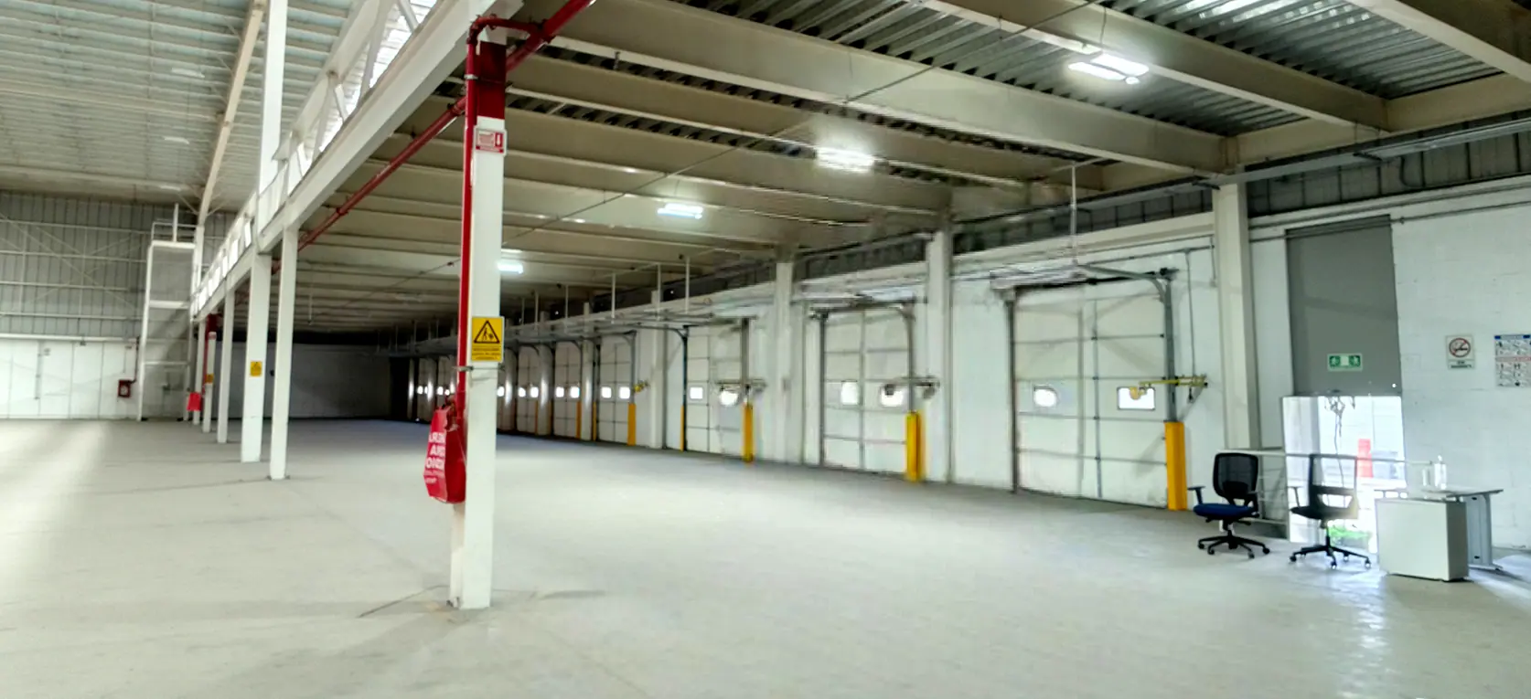 Nave industrial con techo tipo KR18 y aislante termoacústico