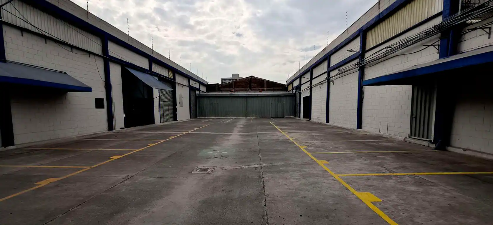 Fachada exterior de bodega industrial en venta en La Loma con caseta de vigilancia