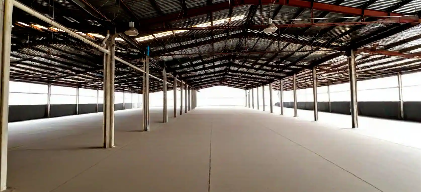 Interior de bodega industrial en venta en La Loma con patio de maniobras