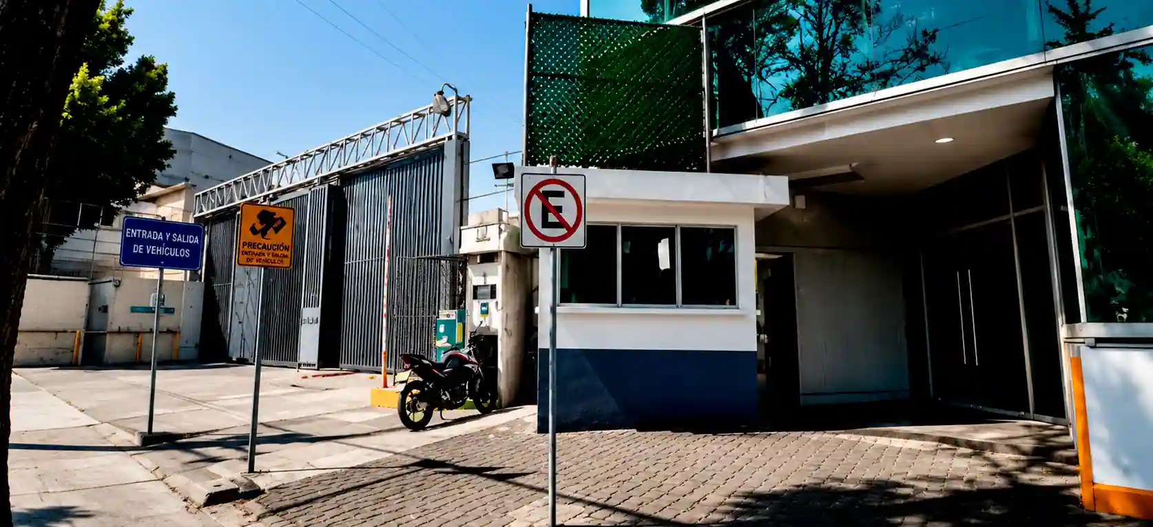 Fachada de bodega para last mile sobre avenida principal en Gustavo A. Madero