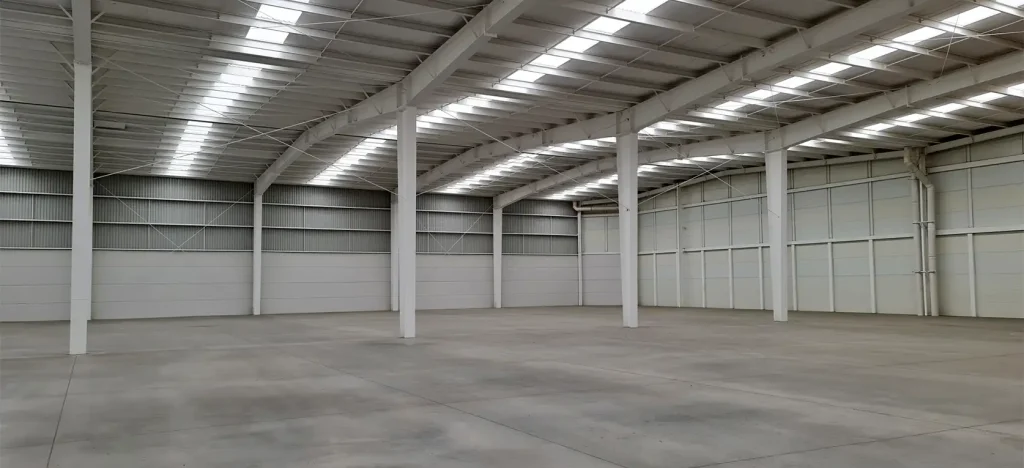 Techo de lámina KR18 con aislante termoacústico en bodega Mexiquense