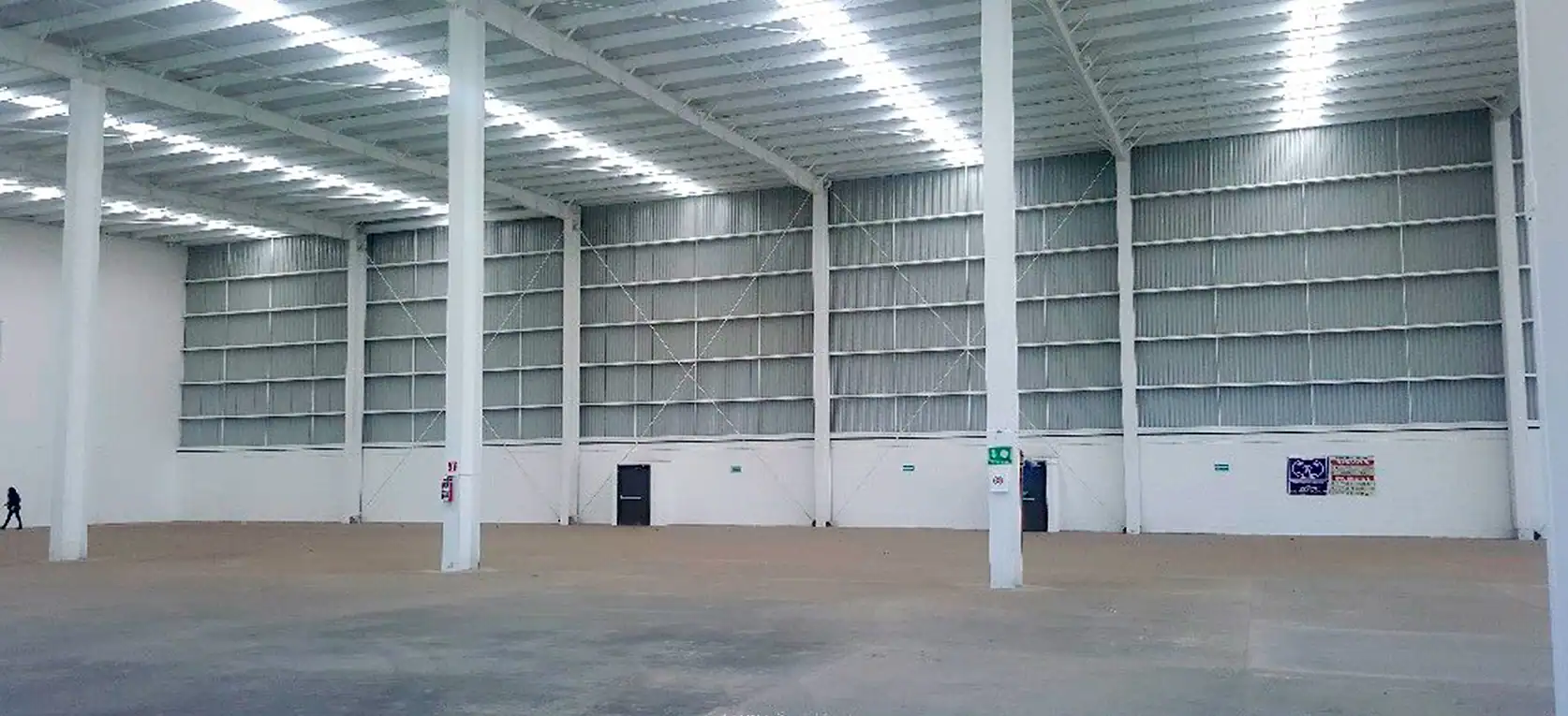 Interior de bodega industrial en Barrientos con piso de concreto y andenes para tráiler
