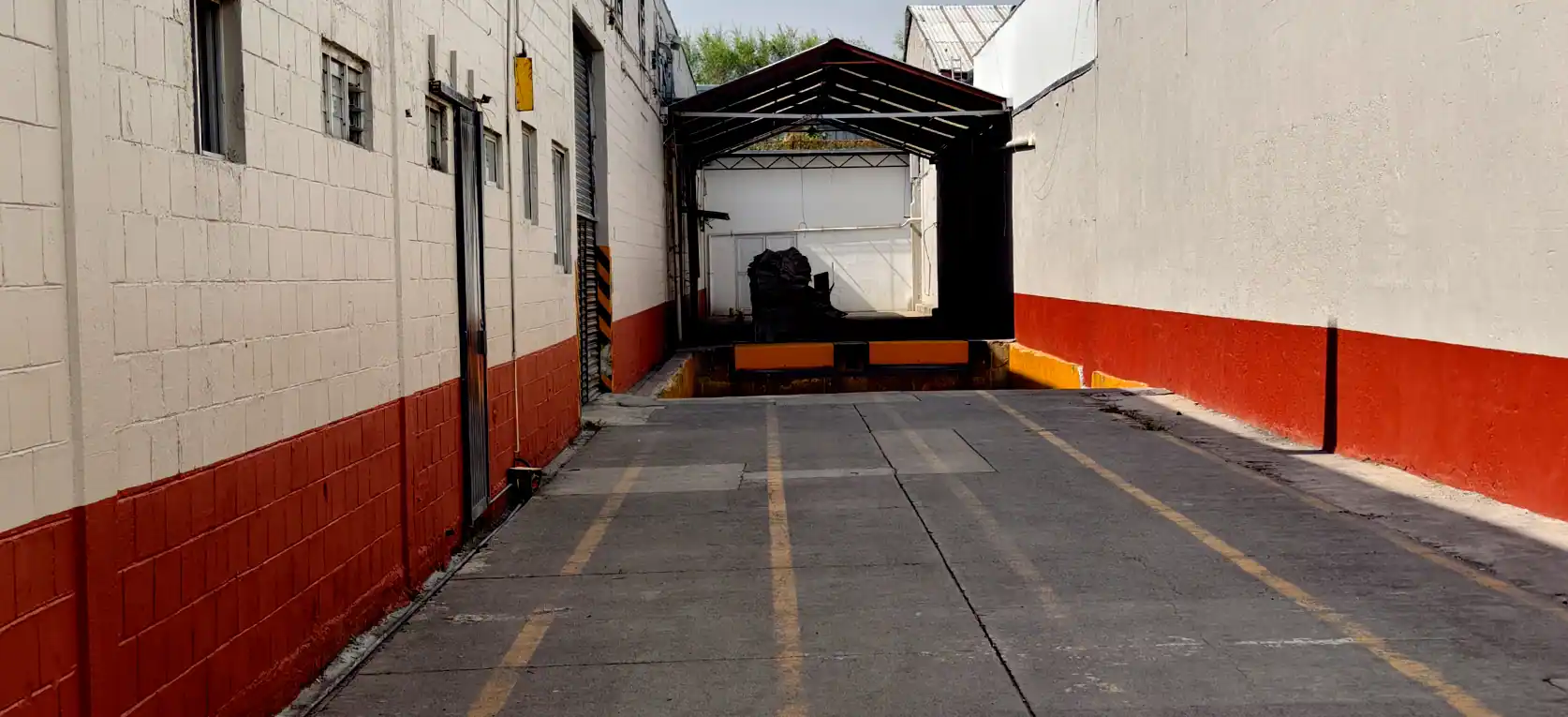 Fachada exterior de bodega en renta sobre avenida principal en Puente de Vigas con local comercial