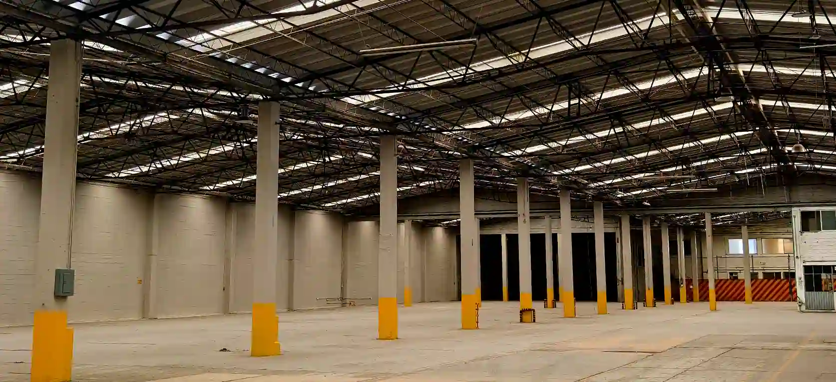 Interior de bodega en Puente de Vigas con andenes para tráiler y patio de maniobras