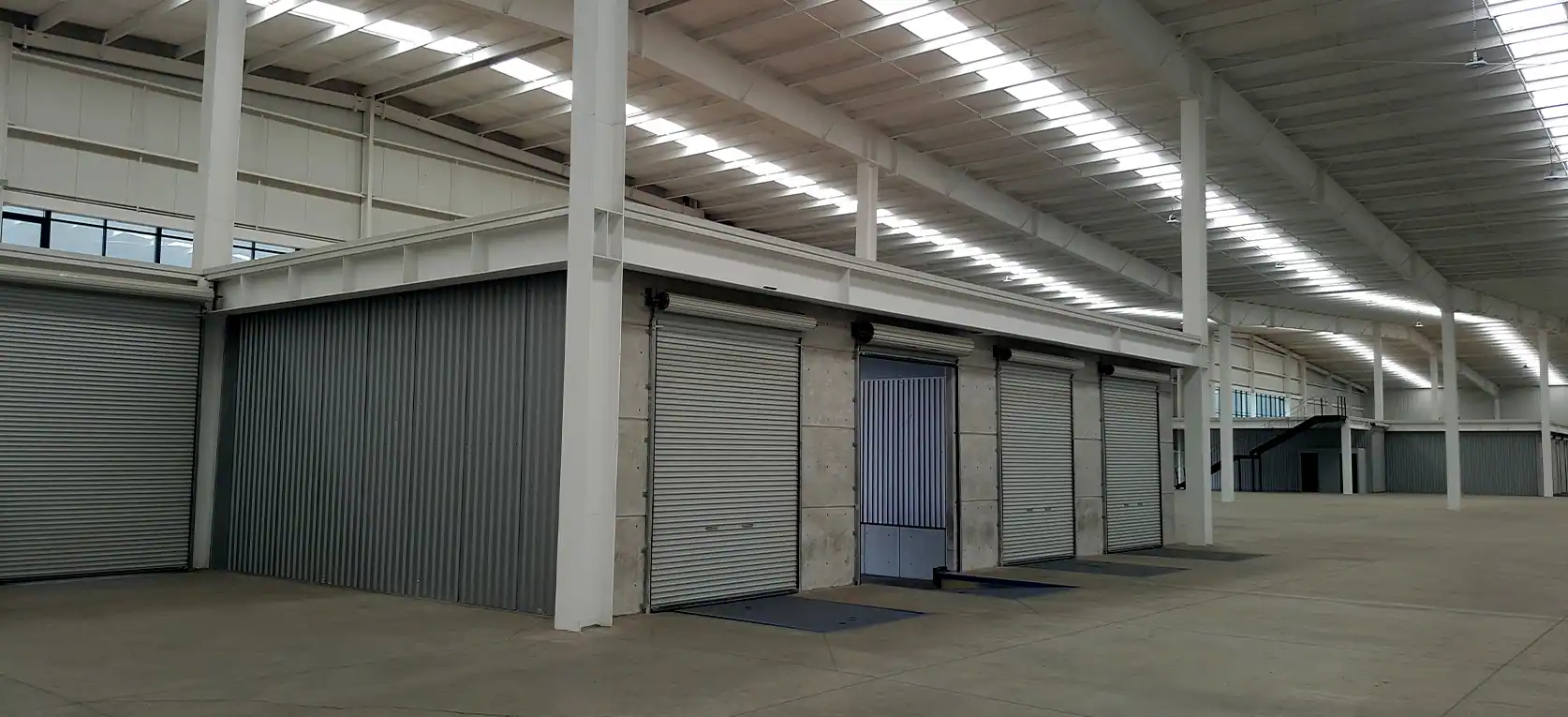 Piso de concreto al interior de bodega industrial en renta en Cuamatla
