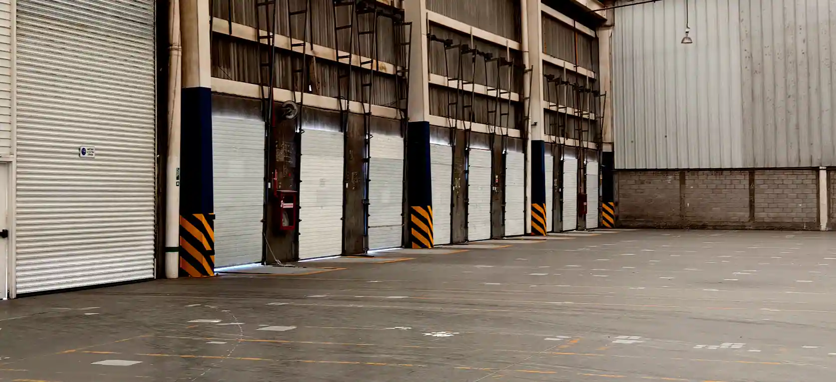 Interior de bodega en renta con piso de concreto de 6 toneladas por m²