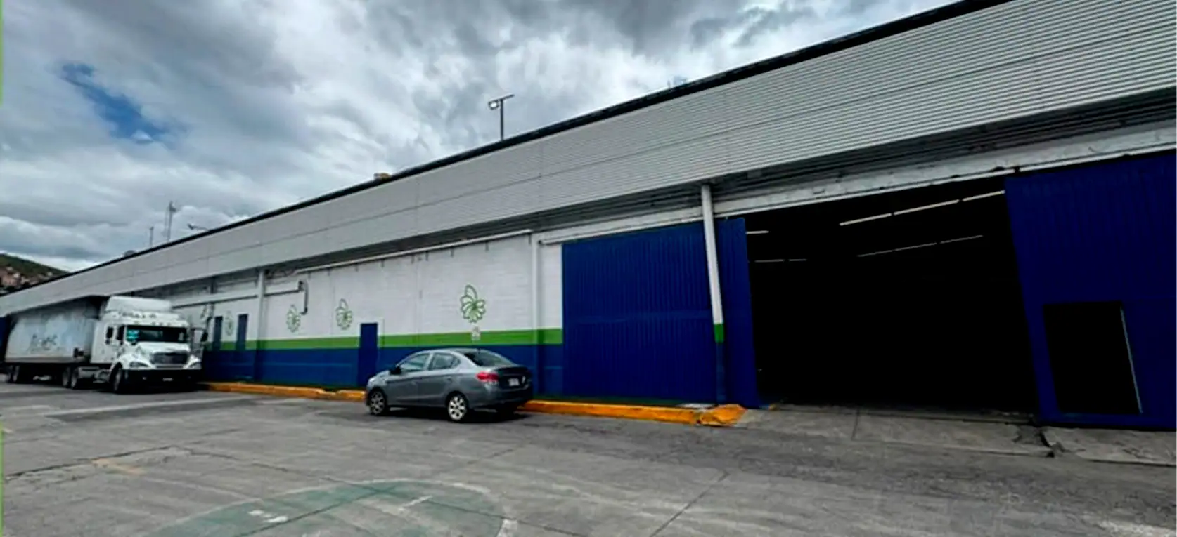 Fachada exterior de bodega industrial en renta en Barrientos sobre avenida principal