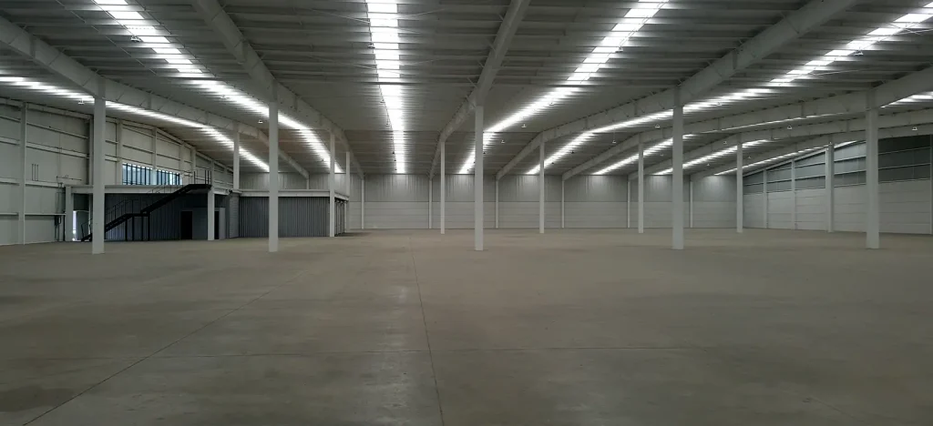 Muros tilt-up y lámina, con diez metros de altura, en bodega de Tultitlán
