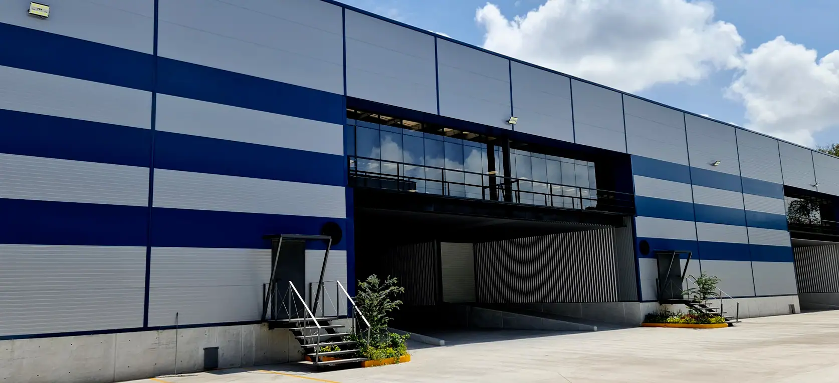 Fachada de bodega en renta en la zona industrial Vallejo, CDMX
