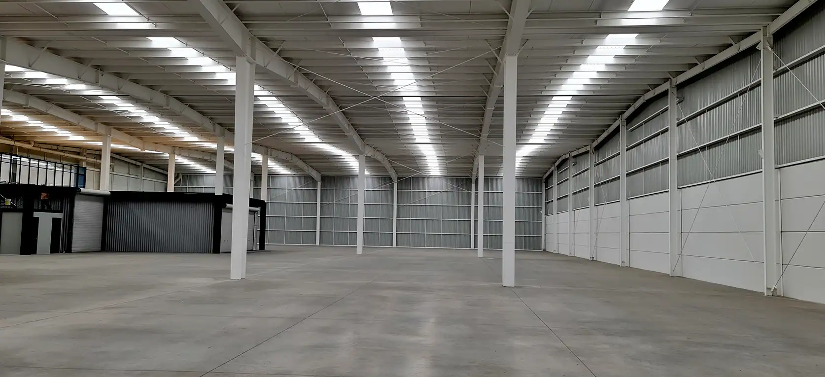 Interior de bodega en renta con muros tilt-up y altura de 6 metros