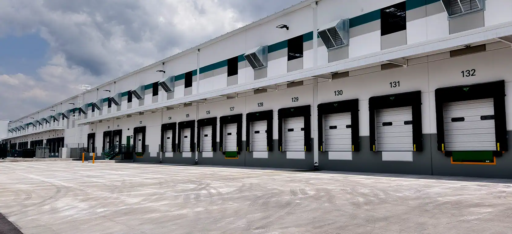 Nave industrial AAA de gran escala dentro de parque con seguridad en Lerma