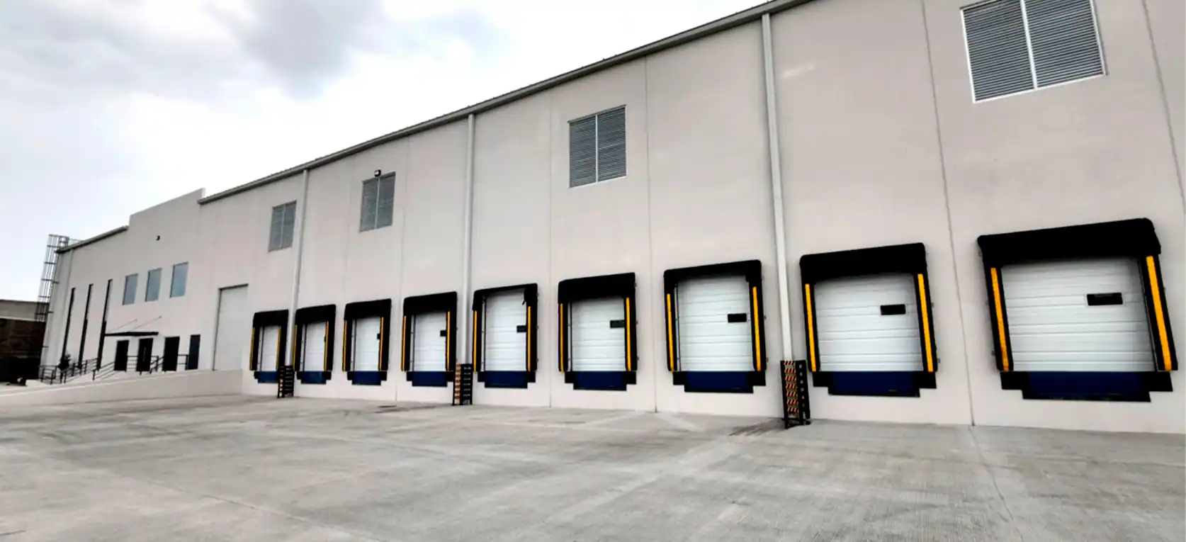 Fachada exterior de nave industrial de 9,948 m² en zona del aeropuerto de Toluca