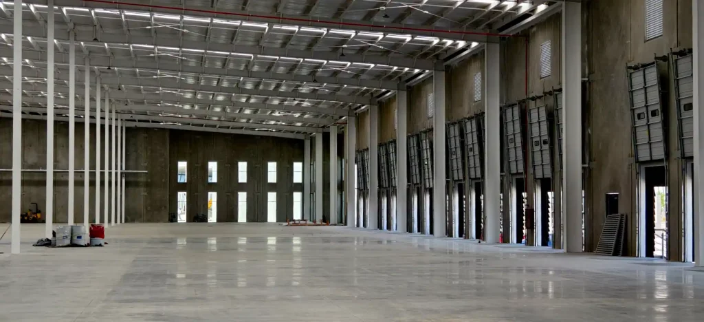 Muros de concreto tilt-up y 9.50 metros de altura en nave industrial AIFA