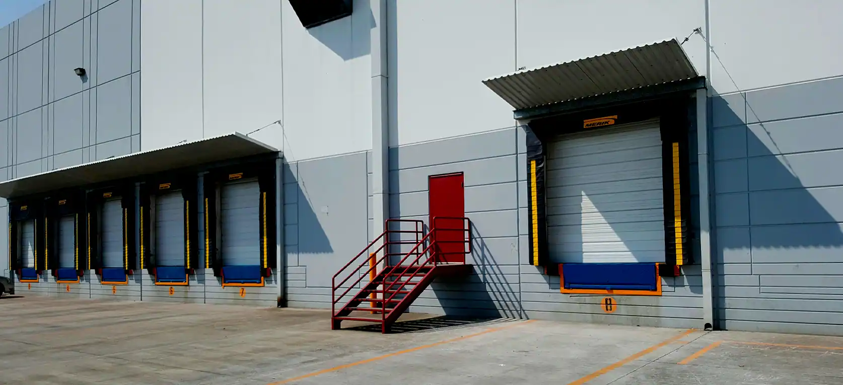 Nave industrial con patio de maniobras sobre avenida principal en Lerma