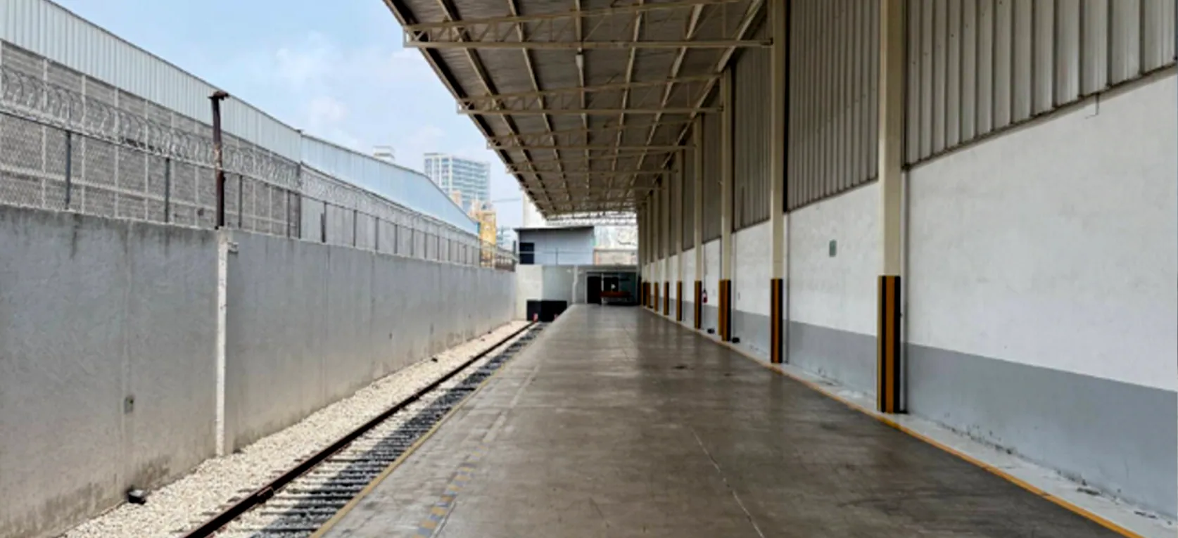 Fachada de nave industrial con espuela de ferrocarril en renta en La Loma, Tlalnepantla