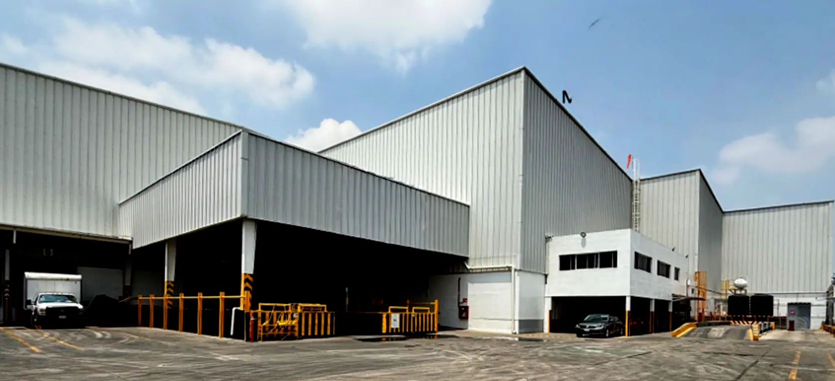 Nave industrial en La Loma con andenes para tráilers y piso de concreto