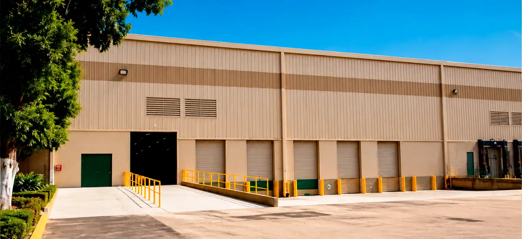 Acceso controlado a nave industrial en conjunto con seguridad en Iztapalapa