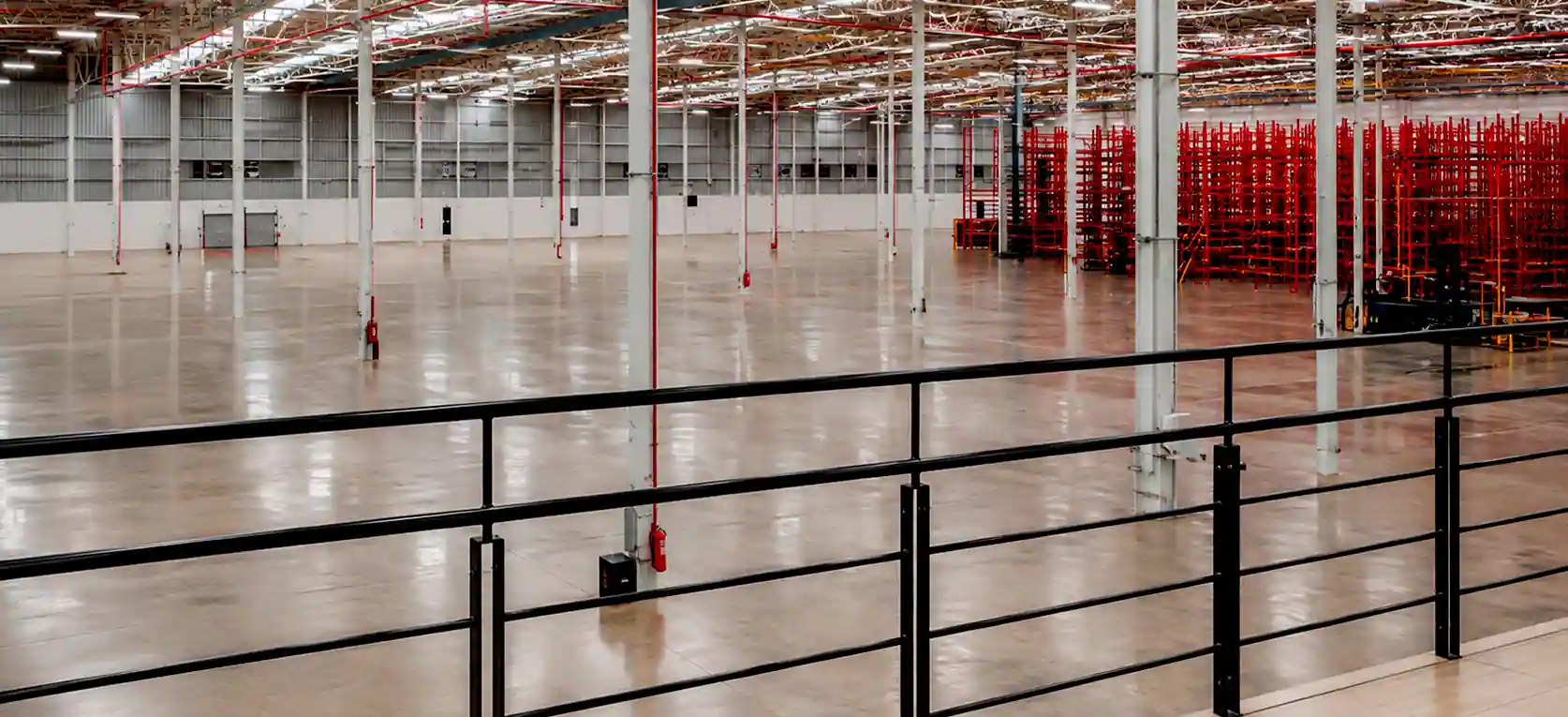 Nave industrial iluminada con lámparas LED de alta eficiencia