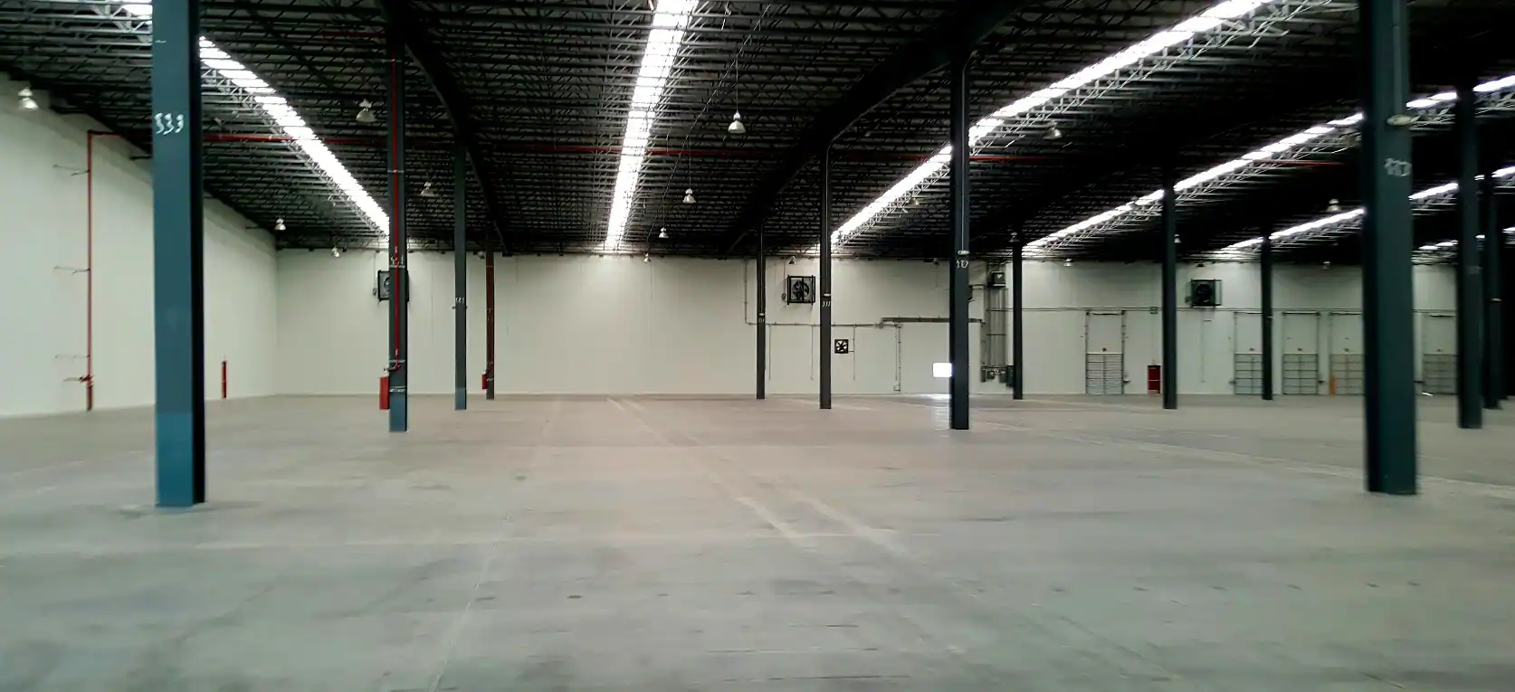 Interior de nave industrial con muros de concreto tilt-up en Lerma