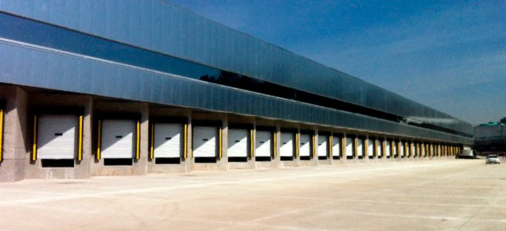 Fachada exterior de nave industrial de 7,048 m² dentro de parque industrial en Tlalnepantla