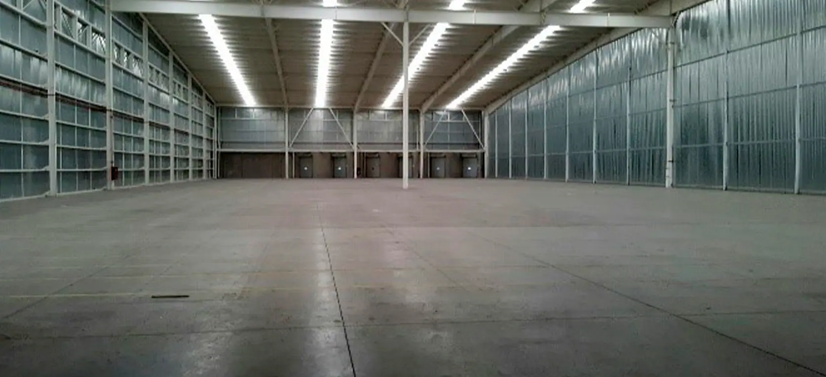 Interior de nave industrial con andenes cross dock y mezzanine en Tlalnepantla