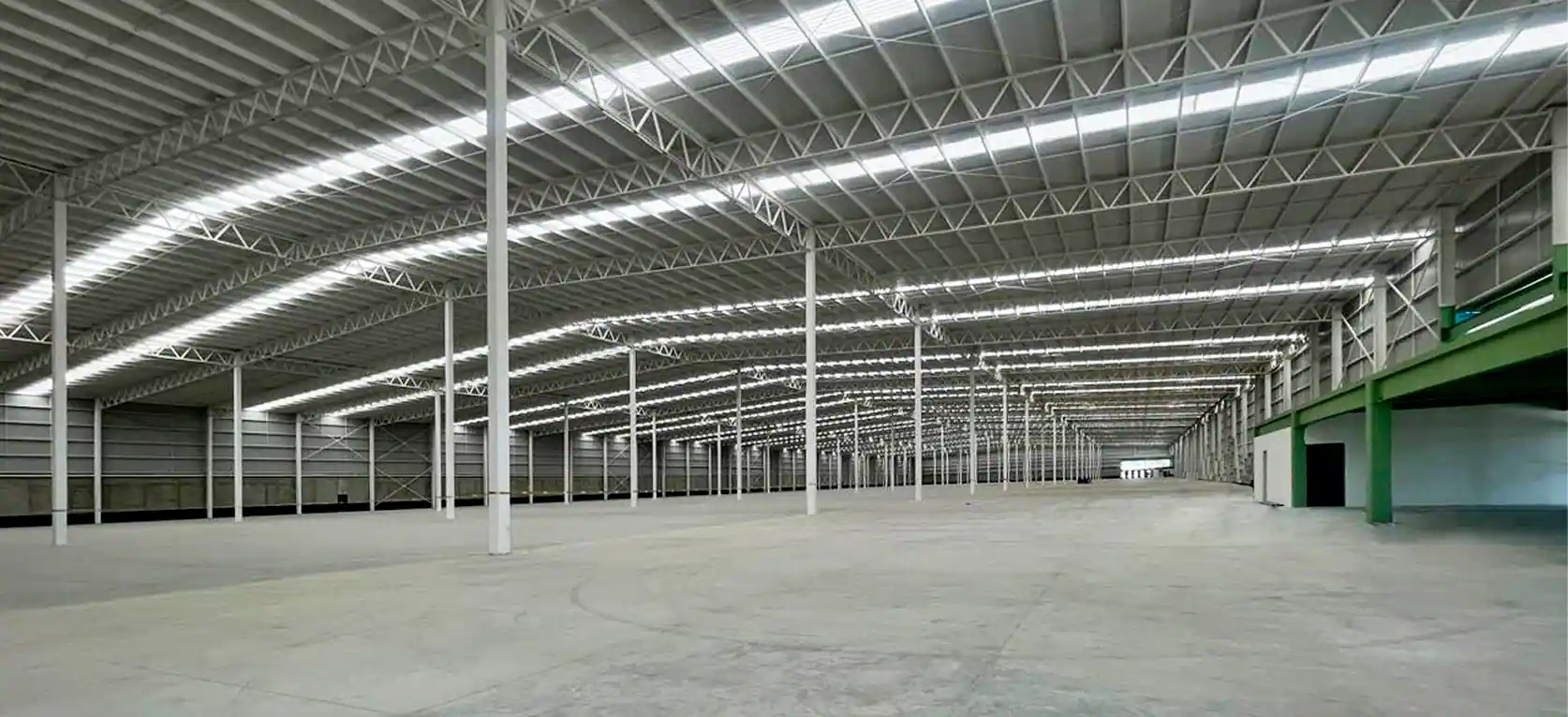 Interior de nave industrial con muros de concreto tilt-up en Toluca 2000