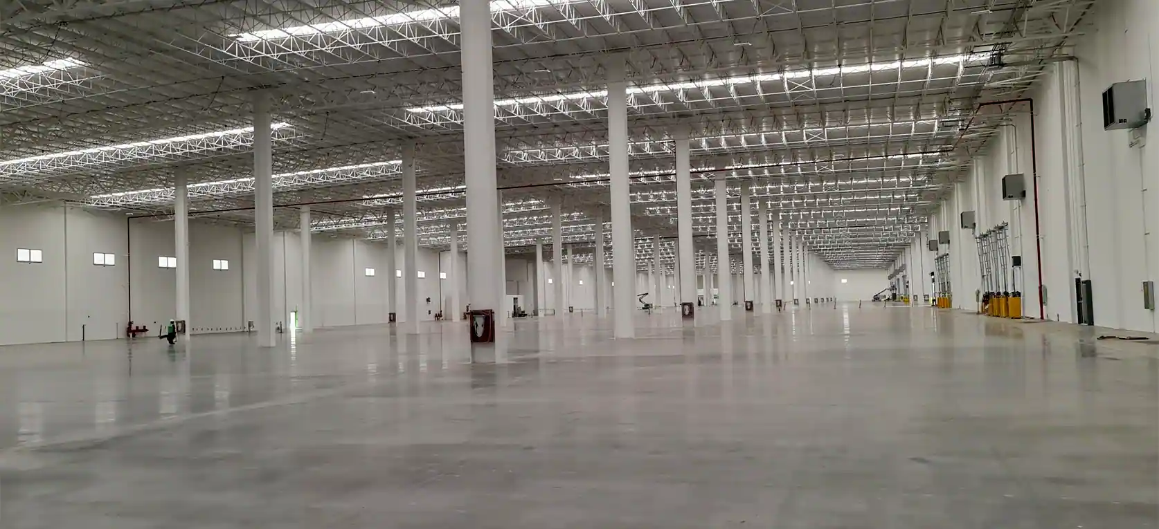 Iluminación LED al interior de nave industrial para centros de distribución