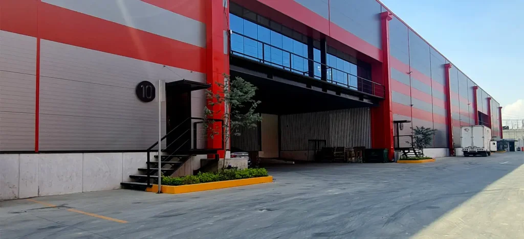 Nave con patio de maniobras y seguridad dentro de parque con acceso controlado en Tultepec